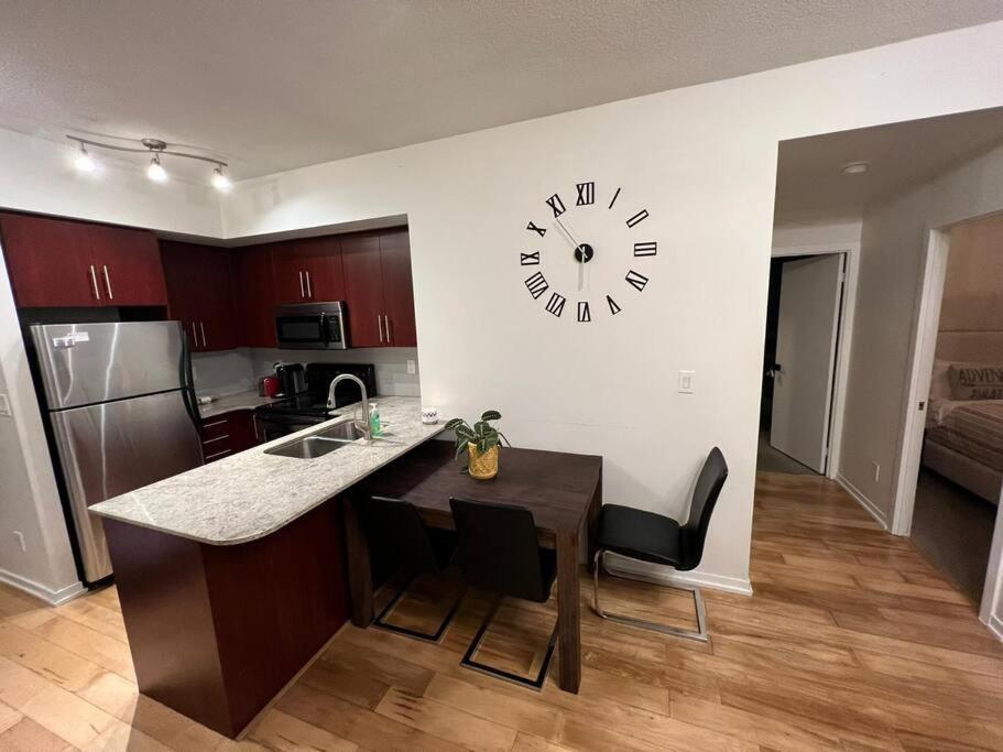 Prestigious 2-Bdrm Condo - Across From Scotiabank Arena Toronto Eksteriør bilde