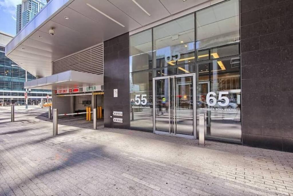 Prestigious 2-Bdrm Condo - Across From Scotiabank Arena Toronto Eksteriør bilde
