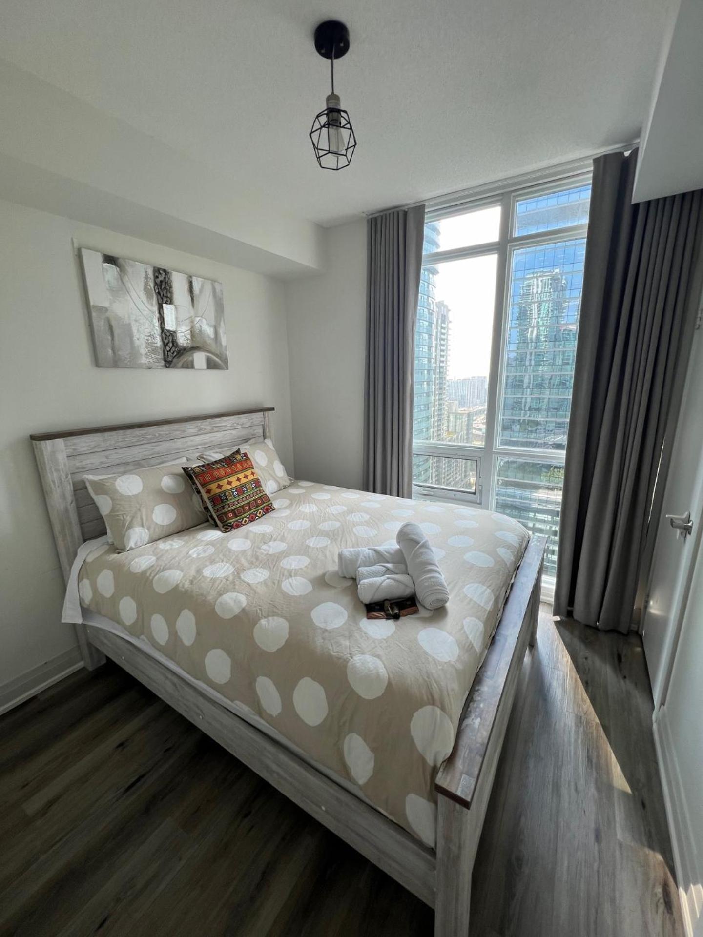 Prestigious 2-Bdrm Condo - Across From Scotiabank Arena Toronto Eksteriør bilde