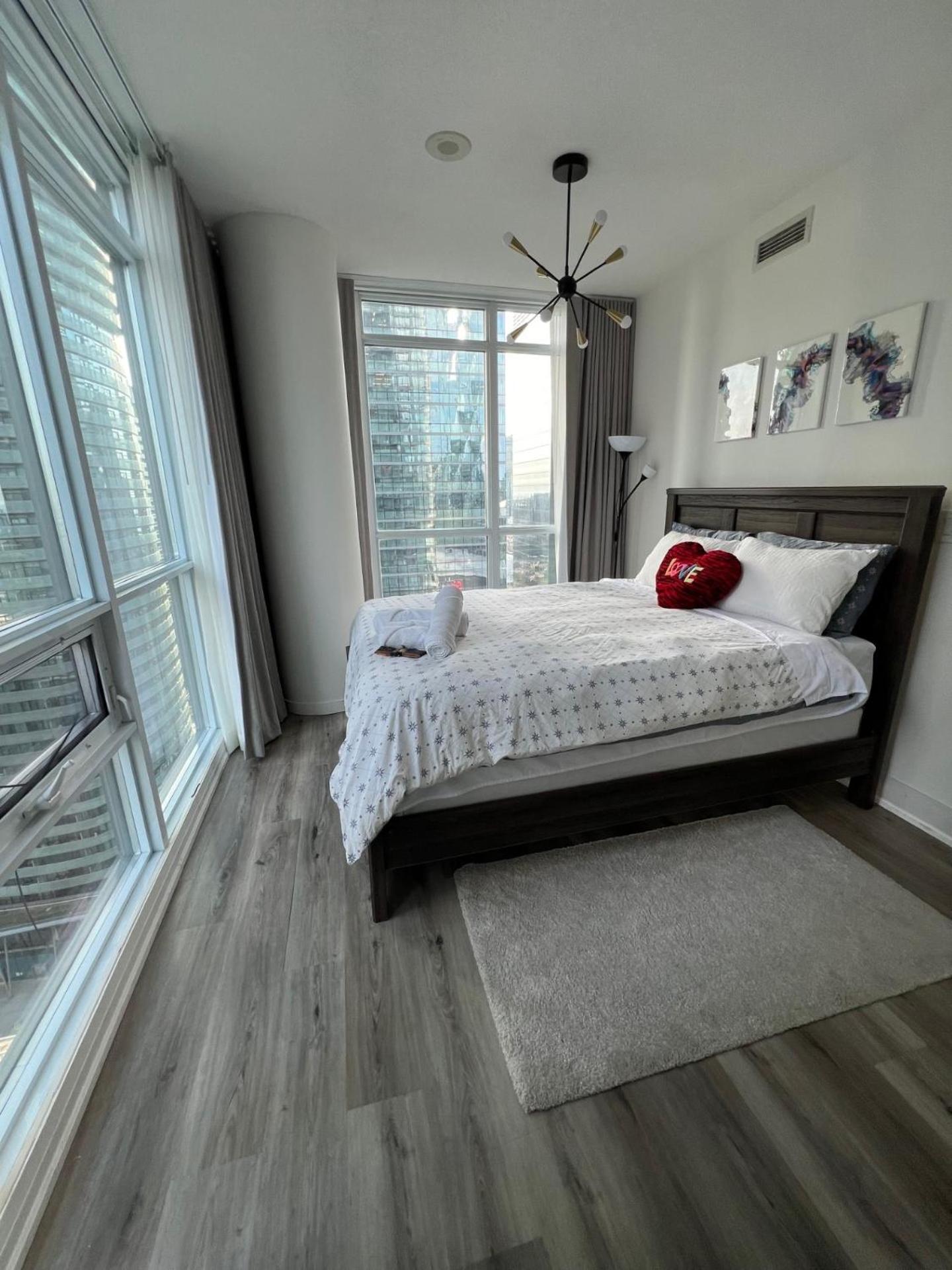Prestigious 2-Bdrm Condo - Across From Scotiabank Arena Toronto Eksteriør bilde