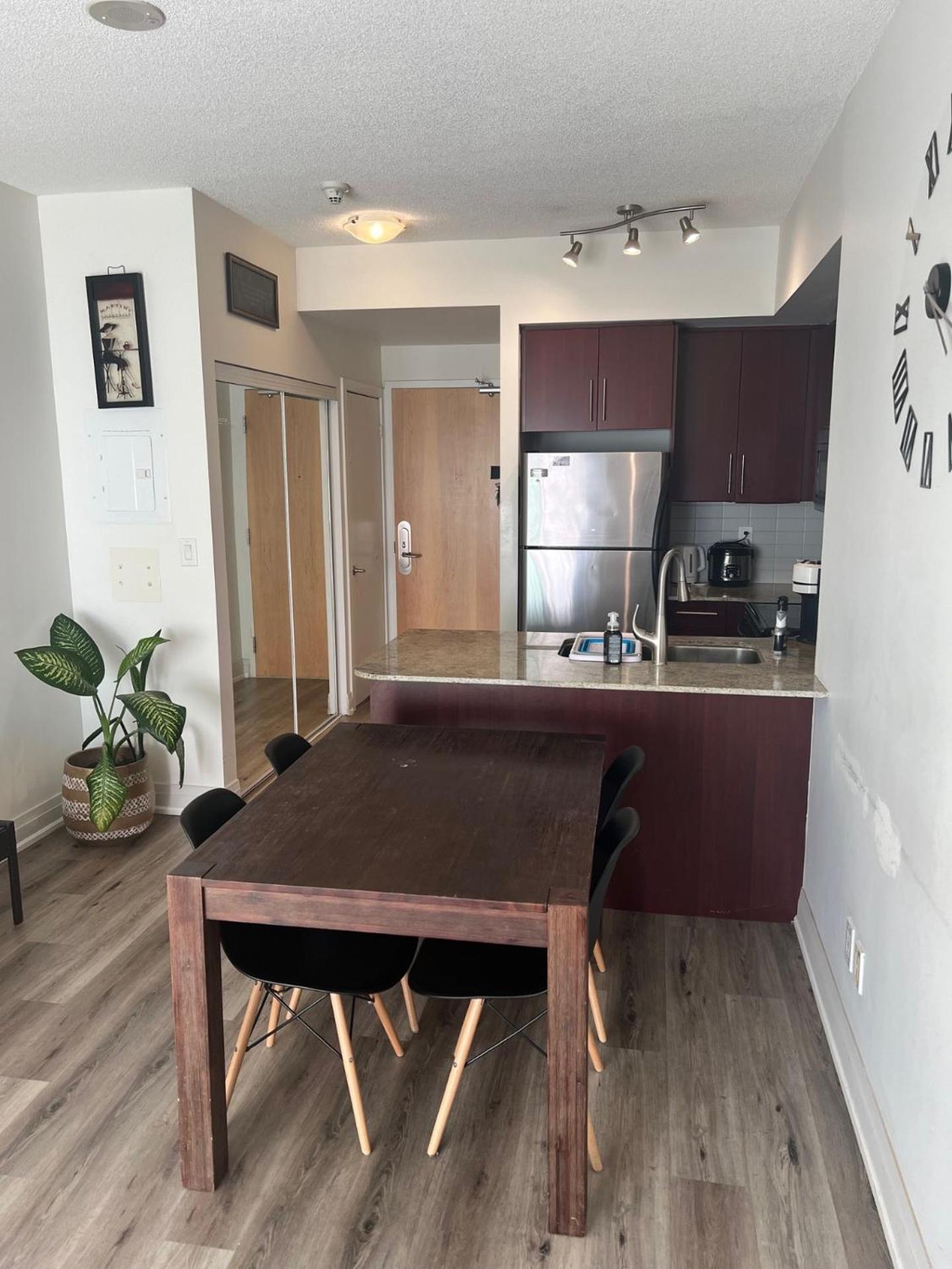 Prestigious 2-Bdrm Condo - Across From Scotiabank Arena Toronto Eksteriør bilde